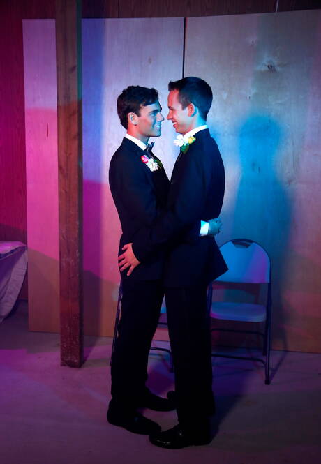 El jovencito estadounidense Garrett Cooper y el musculoso Max Penn tienen una escena de pareja apasionada