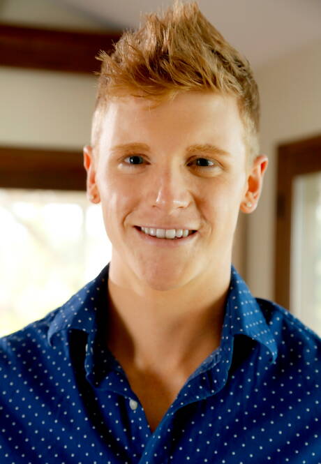 Les mecs américains sexy Markie More et le mec costaud Alex Tanner A se font percer le cul