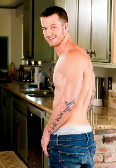 Sexy Amerikanen, goed gebouwde Luke Milan en gespierde Quentin Gainz boren een kont in de keuken