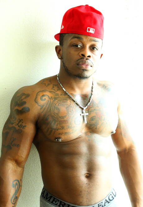 Der schwarze Bodybuilder Mustang zieht sich aus und zeigt seinen heißen Hintern