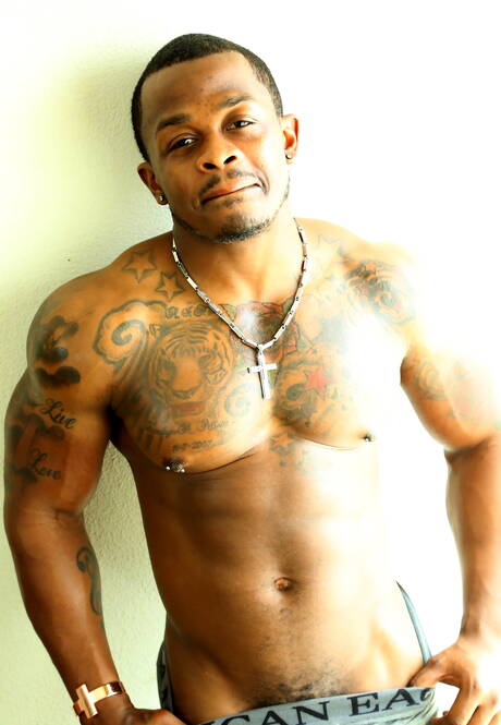 Der schwarze Bodybuilder Mustang zieht sich aus und zeigt seinen heißen Hintern