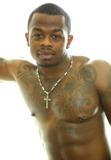 Der schwarze Bodybuilder Mustang zieht sich aus und zeigt seinen heißen Hintern