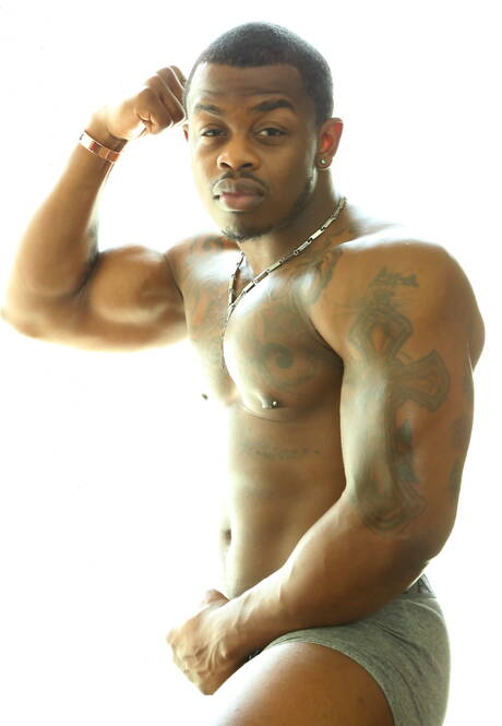 Der schwarze Bodybuilder Mustang zieht sich aus und zeigt seinen heißen Hintern