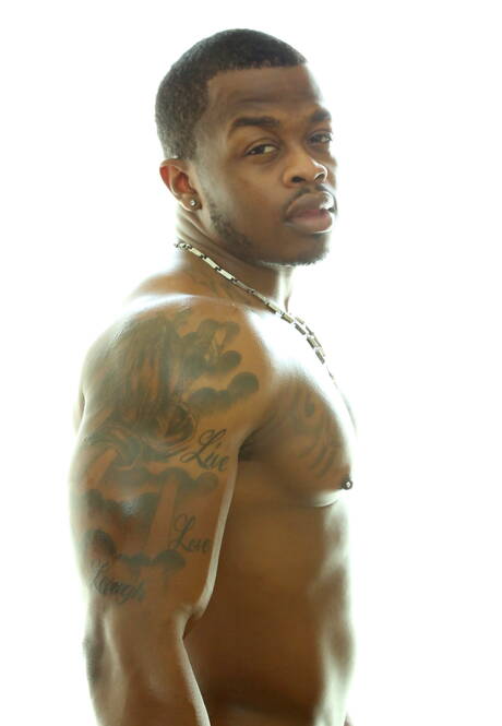 Der schwarze Bodybuilder Mustang zieht sich aus und zeigt seinen heißen Hintern