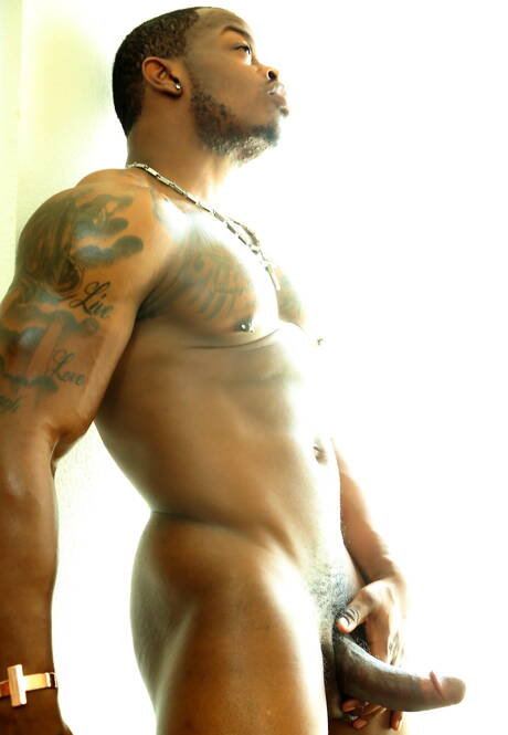 Der schwarze Bodybuilder Mustang zieht sich aus und zeigt seinen heißen Hintern