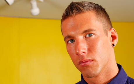 Miły amerykański facet, krzepki facet Ian Levine i ogier Rod Peterson wiercą tyłek