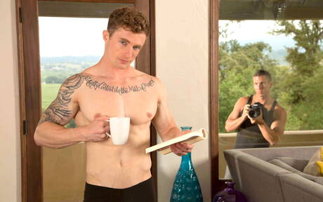 Les beaux mecs américains Markie More et le dur à cuire Rod Peterson se mettent nus et montrent leurs fesses