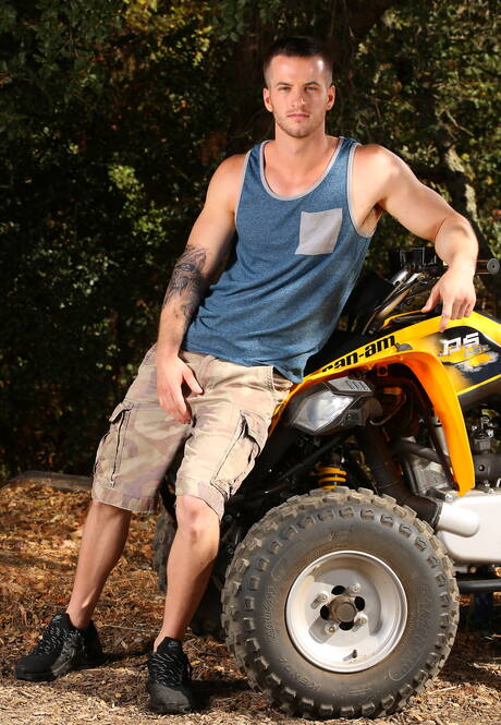 帥氣的美國男孩Paul Canon和硬漢Quentin Gainz在戶外互相吸吮和操弄