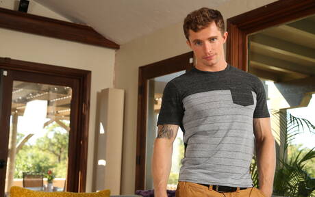 Le beau mec américain Markie More et le beau mec Austin Andrews baisent le cul après avoir sucé une bite