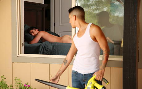 musculoso americano Derrick Dime e o supergaranhão Texas Holcum ficam nus e mostram a bunda ao ar livre