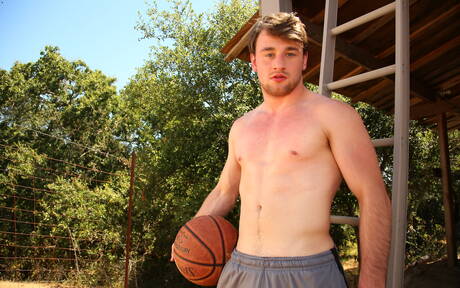 El hombre fuerte estadounidense Scott Harbor y el hermoso chico Kyle Evans se follan el culo después de chuparlo al aire libre