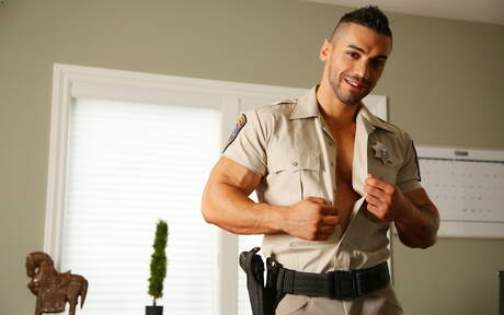 Der harte Kerl Arad und der Hengst Harley Hardman ficken nach dem Saugen in den Arsch