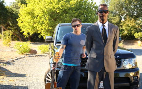 Twee Amerikaanse kerels, de gespierde Markie More en de gespierde Derek Maxum in zwart op wit, houden van buitenleven