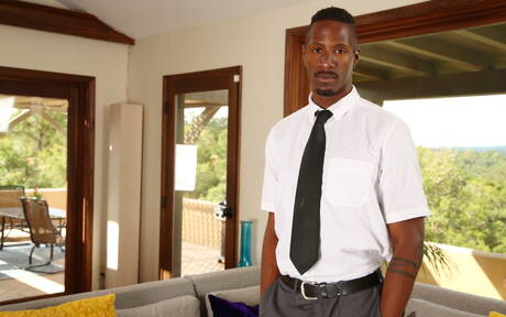 Twee Amerikaanse kerels, de gespierde Markie More en de gespierde Derek Maxum in zwart op wit, houden van buitenleven