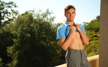 Der gutaussehende Amerikaner Drake Tyler und der Superhengst Colton Casey ziehen sich aus und zeigen ihren Hintern im Freien