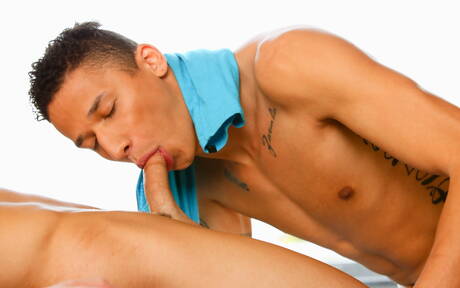 Le costaud américain Johnny Torque et le jeune Dylan Johnson se sont baisés