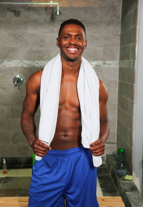 兩個美國壯漢 Krave Moore 和硬漢 Osiris Blade 在熱水淋浴後口交