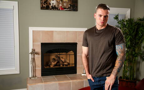 Il ragazzo husky americano Zane Porter posa nudo e mostra il suo bel culo