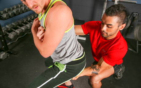 Amerikaanse jonge gast Shawn Andrews en superstud Arad kleden zich uit en laten hun mooie kont zien