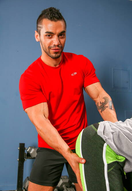 Amerikaanse jonge gast Shawn Andrews en superstud Arad kleden zich uit en laten hun mooie kont zien