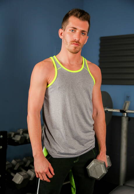 Amerikaanse jonge gast Shawn Andrews en superstud Arad kleden zich uit en laten hun mooie kont zien