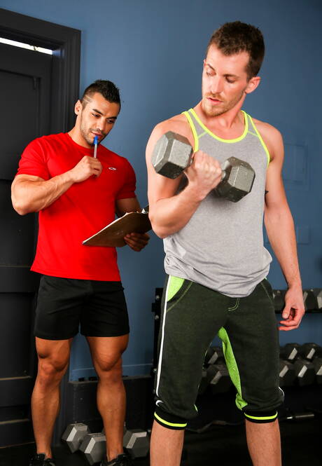 Amerikaanse jonge gast Shawn Andrews en superstud Arad kleden zich uit en laten hun mooie kont zien