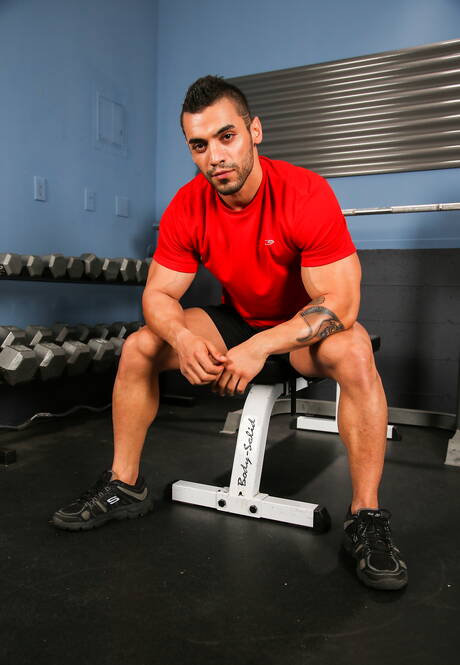 Amerikaanse jonge gast Shawn Andrews en superstud Arad kleden zich uit en laten hun mooie kont zien