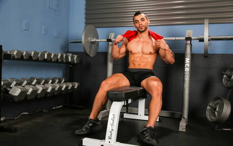 Amerikaanse jonge gast Shawn Andrews en superstud Arad kleden zich uit en laten hun mooie kont zien