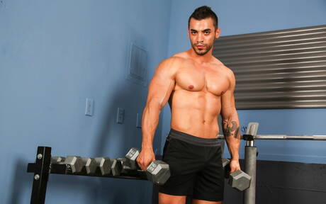 Amerikaanse jonge gast Shawn Andrews en superstud Arad kleden zich uit en laten hun mooie kont zien