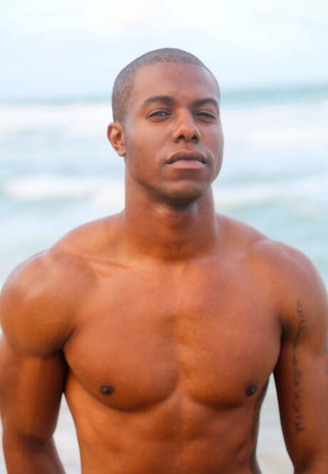 美國健美男模 Drake Jaden 在泳池邊脫光衣服，秀出漂亮臀部