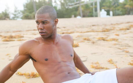 美國健美男模 Drake Jaden 在泳池邊脫光衣服，秀出漂亮臀部