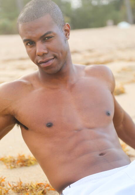 美國健美男模 Drake Jaden 在泳池邊脫光衣服，秀出漂亮臀部