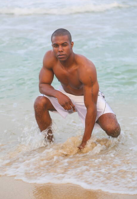 美國健美男模 Drake Jaden 在泳池邊脫光衣服，秀出漂亮臀部