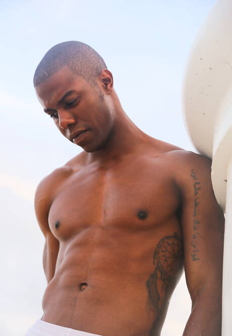 美國健美男模 Drake Jaden 在泳池邊脫光衣服，秀出漂亮臀部