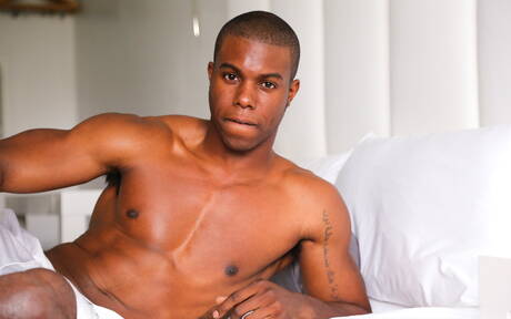 美國健美男模 Drake Jaden 在泳池邊脫光衣服，秀出漂亮臀部