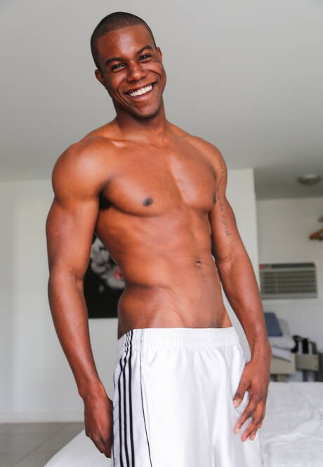 美國健美男模 Drake Jaden 在泳池邊脫光衣服，秀出漂亮臀部