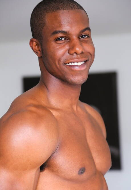 美國健美男模 Drake Jaden 在泳池邊脫光衣服，秀出漂亮臀部