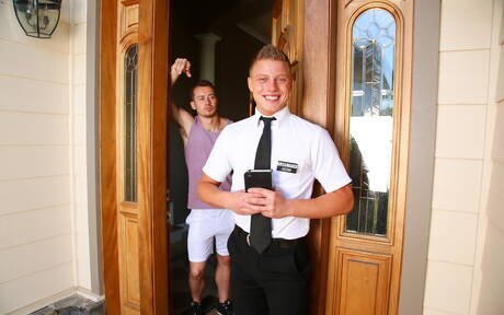 ホットなアメリカ人の男、筋肉質のマーク・ロングとスタッドのエース・ストーンは屋外で良いアナルセックスをする