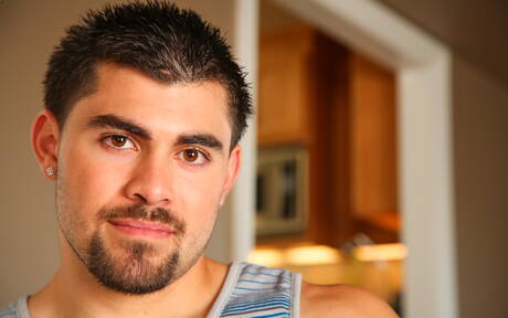 Il ragazzo muscoloso Leo Cavalli posa nudo e mostra il suo culo stretto