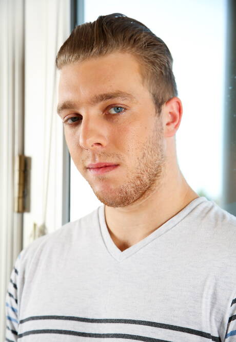 Der gut gebaute Wes James zeigt einen gut gebauten Körper