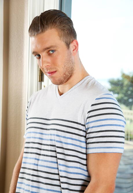 Der gut gebaute Wes James zeigt einen gut gebauten Körper