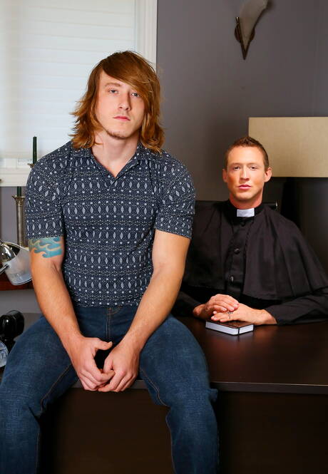 I due ragazzi americani più sexy, il bel ragazzo Tom Faulk e il bel ragazzo Pierce Hartman, si scopano il culo dopo aver succhiato un cazzo