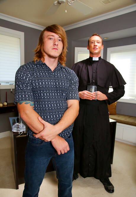 I due ragazzi americani più sexy, il bel ragazzo Tom Faulk e il bel ragazzo Pierce Hartman, si scopano il culo dopo aver succhiato un cazzo