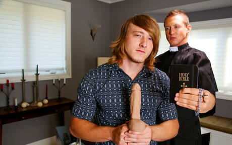 I due ragazzi americani più sexy, il bel ragazzo Tom Faulk e il bel ragazzo Pierce Hartman, si scopano il culo dopo aver succhiato un cazzo