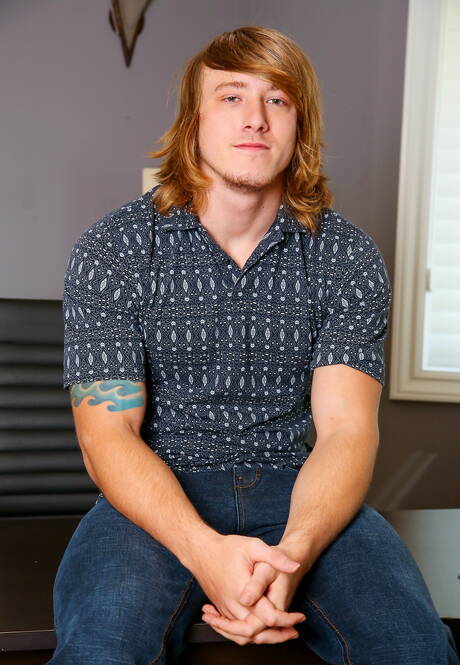 I due ragazzi americani più sexy, il bel ragazzo Tom Faulk e il bel ragazzo Pierce Hartman, si scopano il culo dopo aver succhiato un cazzo