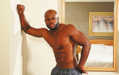 El toro negro fuerte Darian se masturba la polla