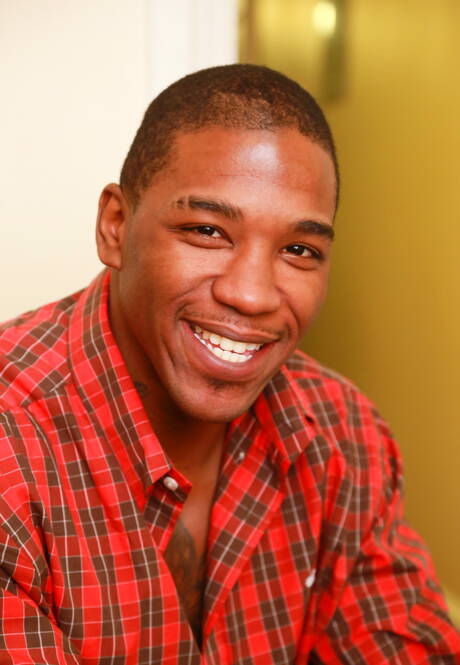 Der schwarze Bodybuilder Mr. Marvel zieht sich aus und zeigt seinen Hintern