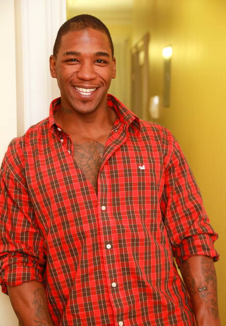 Der schwarze Bodybuilder Mr. Marvel zieht sich aus und zeigt seinen Hintern