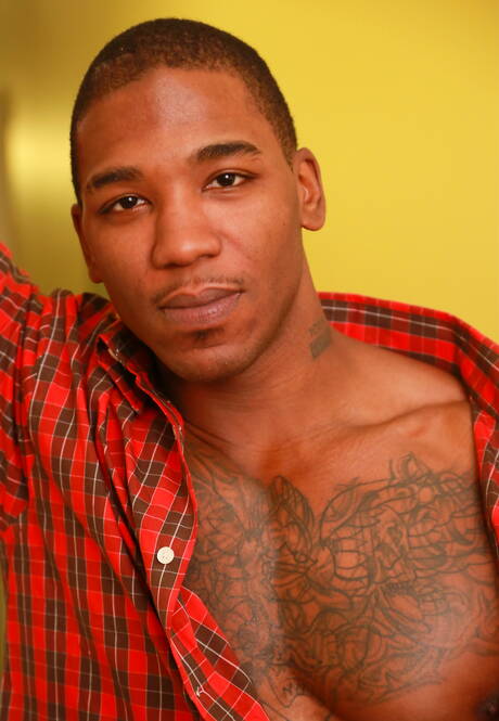 Der schwarze Bodybuilder Mr. Marvel zieht sich aus und zeigt seinen Hintern