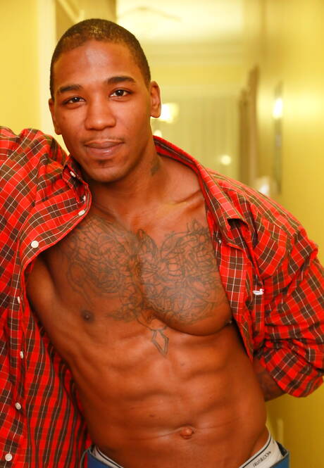 Der schwarze Bodybuilder Mr. Marvel zieht sich aus und zeigt seinen Hintern